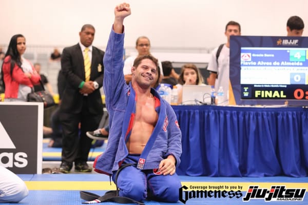 Learn from Master 2 double gold medalist Flavio Almeida the workings of the DLR/Spider guard